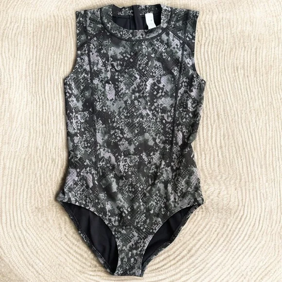 Lululemon Zip Back Paddle Swim Suit
Hideaway Multi Print Size 8 High Neck - Picture 2 of 12